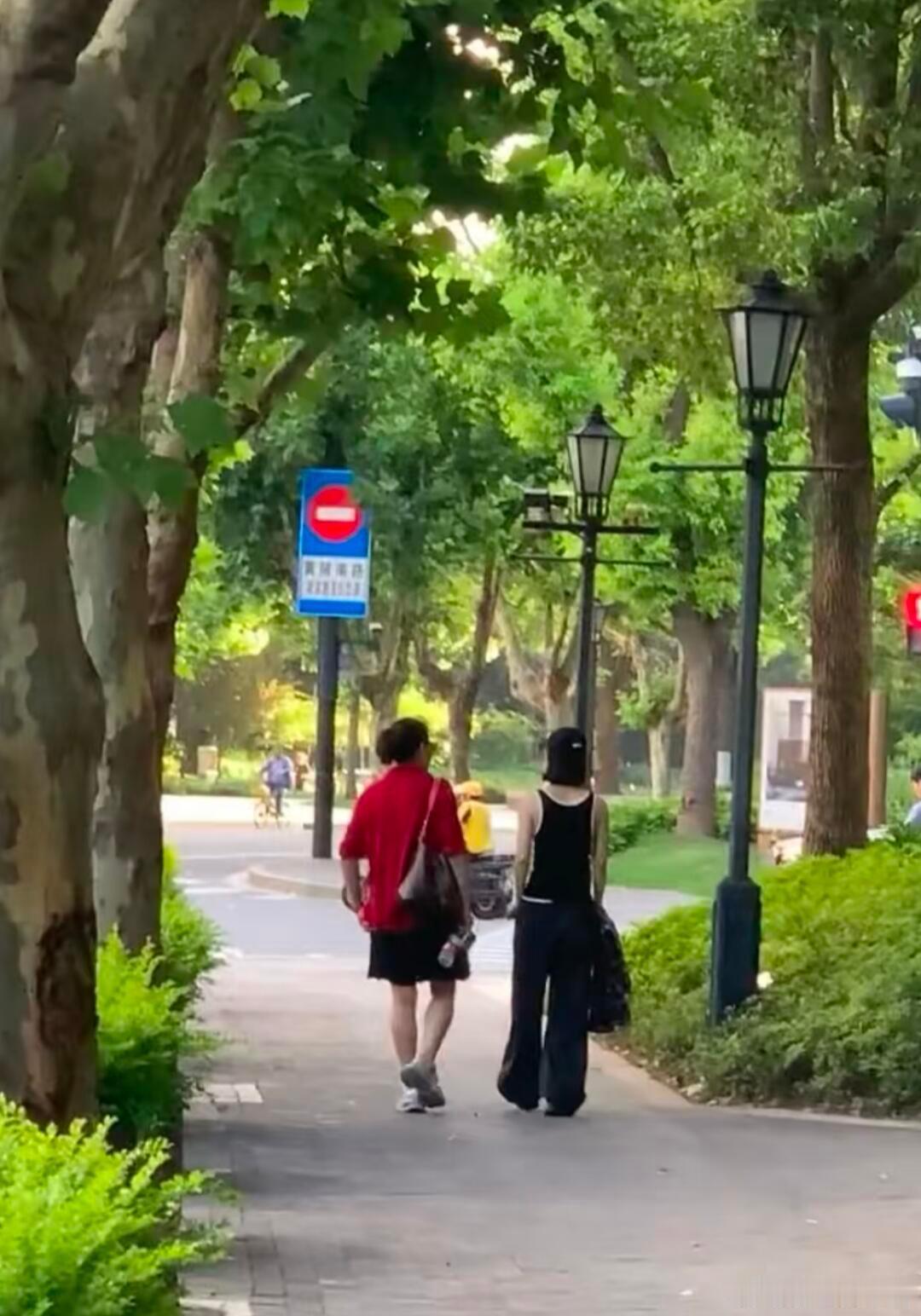 全上海都在偶遇赵丽颖忙完工作就沉浸在日常琐碎里好好生活，赵丽颖这份松弛的状态真的