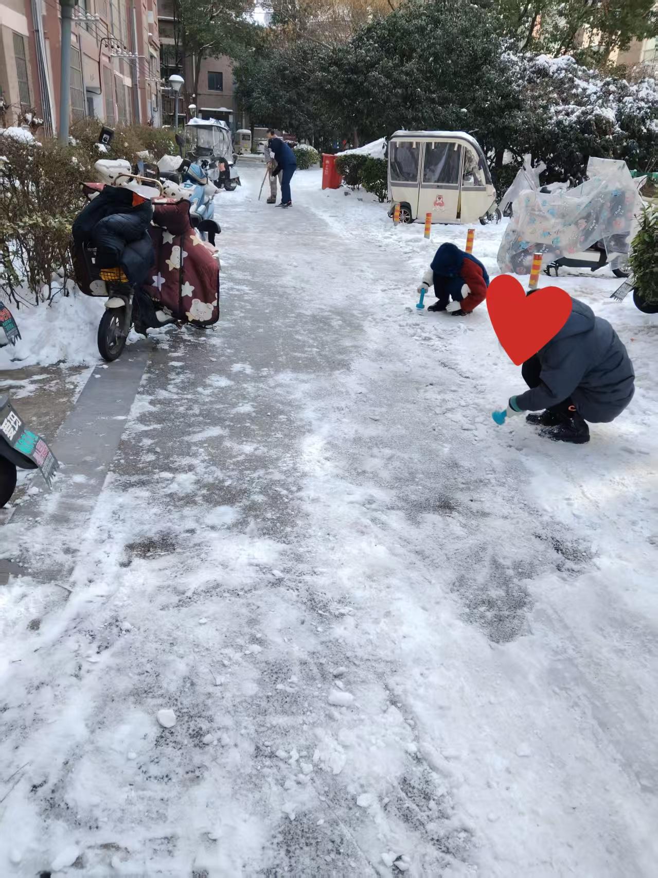 今天这场自发的扫雪行动真的太暖心了！



这两天的降雪给路面覆盖一层厚厚的冰雪