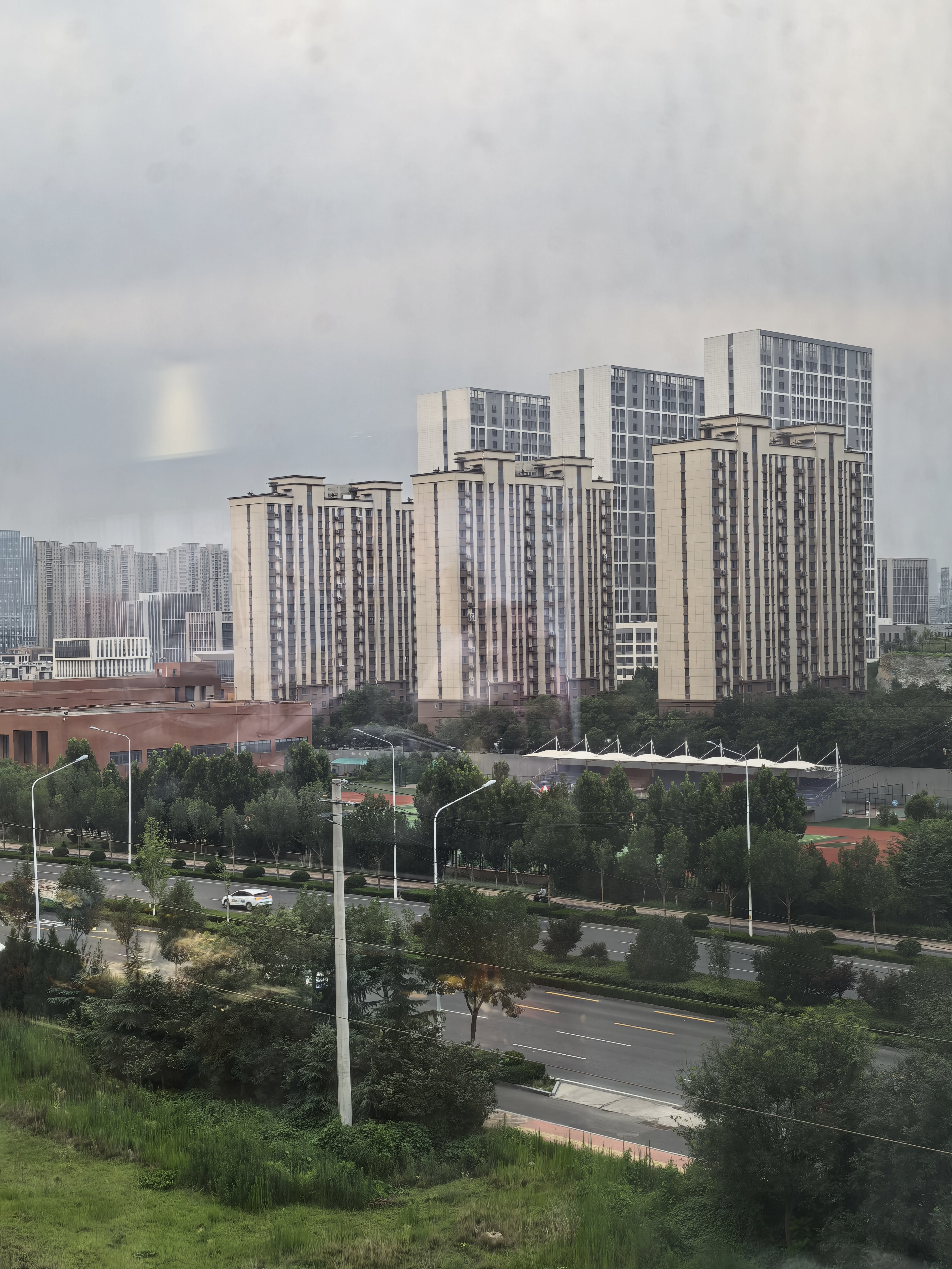 很有必要考虑以后要不要早点爬起来骑车，天天这样也不是办法 