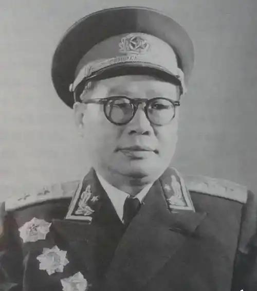 看《伟大的长征》钟赤兵截肢这段戏，最打动人的不是惨烈的手术画面，而是一处很克制的