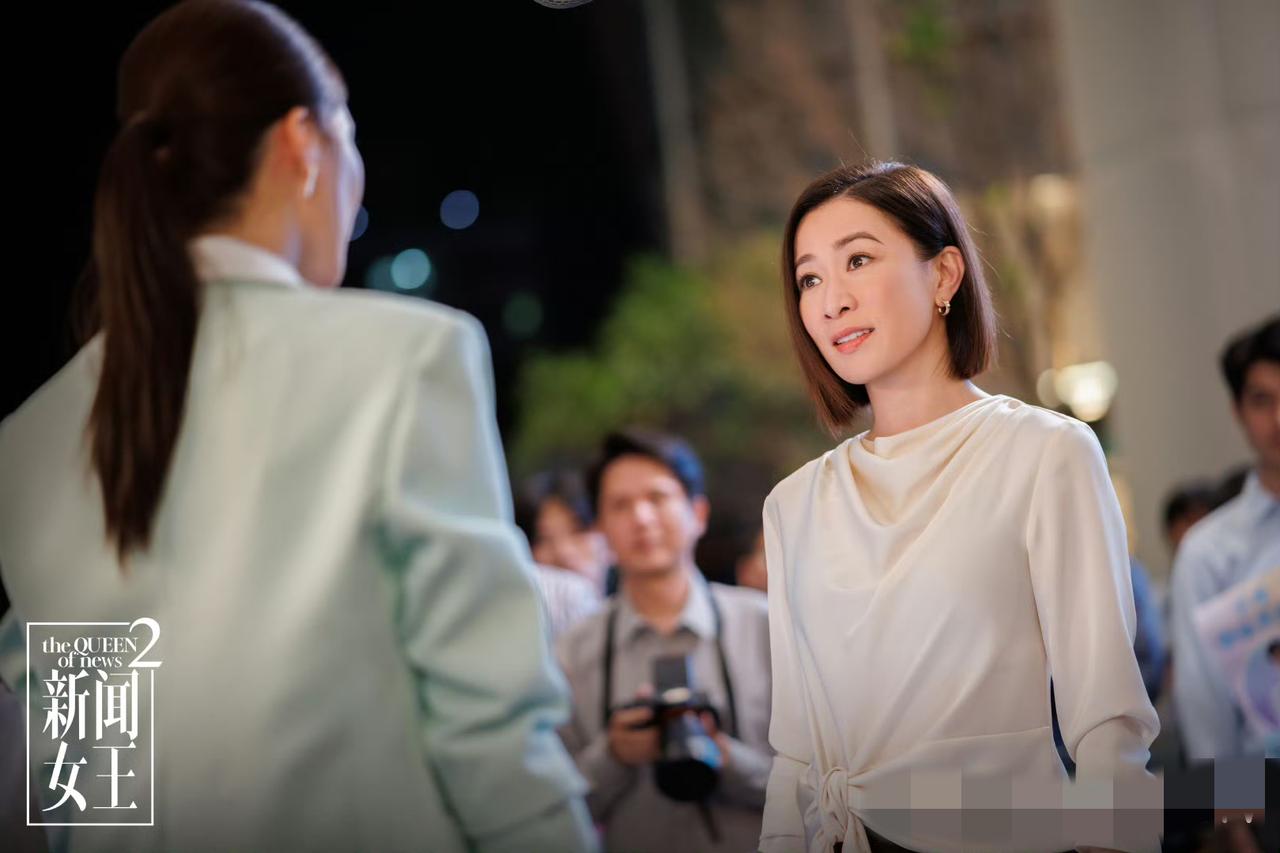 看完《新闻女王2》，

很多人都有个疑问，

怎么这些女人那么爱工作啊？

比起