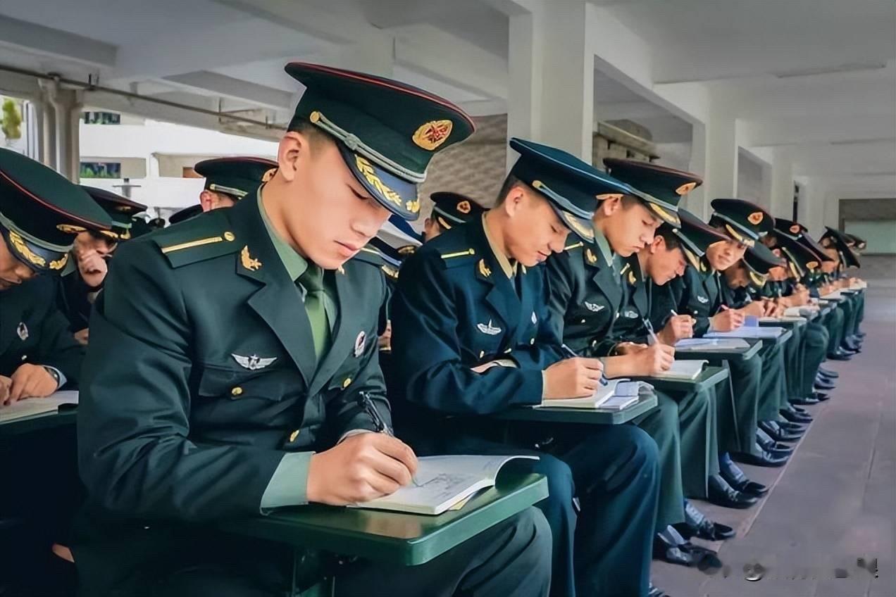 报考军校时别只顾看它的优点，关键要看它的那些要求和制度你能不能适应。
     