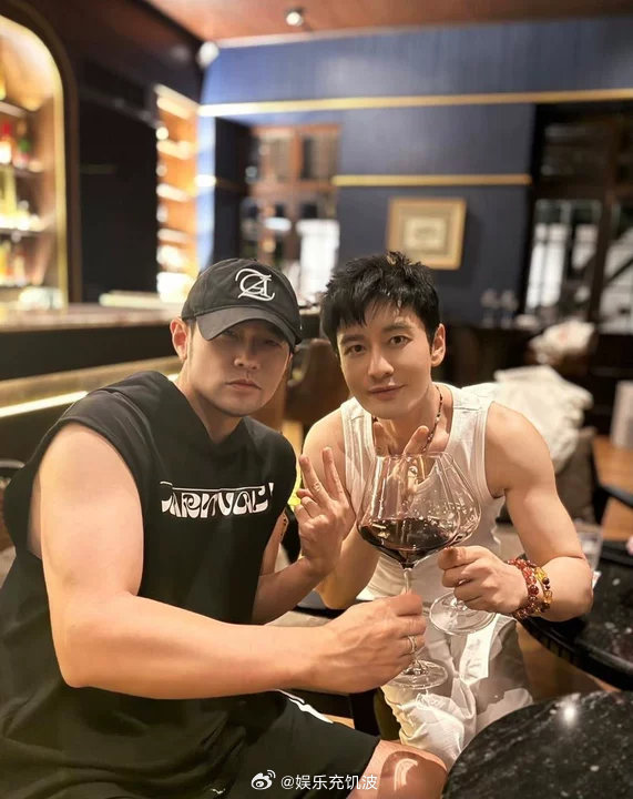周杰伦黄晓明合照周杰伦黄晓明合照🈶！黄晓明穿了周杰伦的衣服黄晓明还穿了周杰伦的