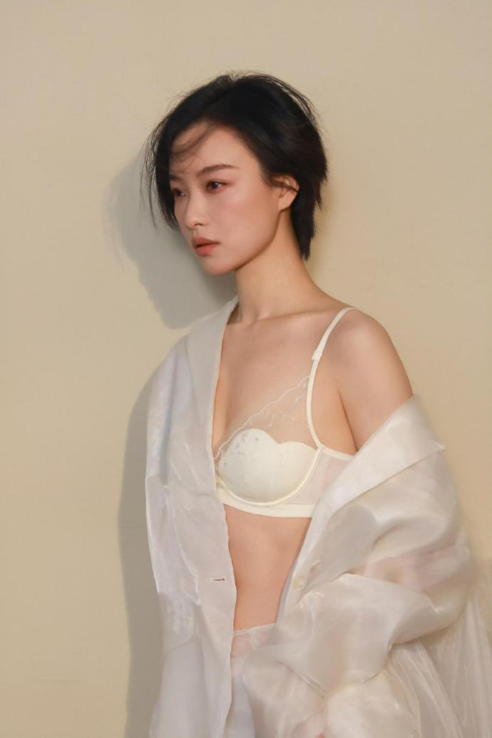 倪妮
短发是风的形状
在素色墙前，轻轻扬起
遮住半片眼，也藏起半片心事
 
蕾丝