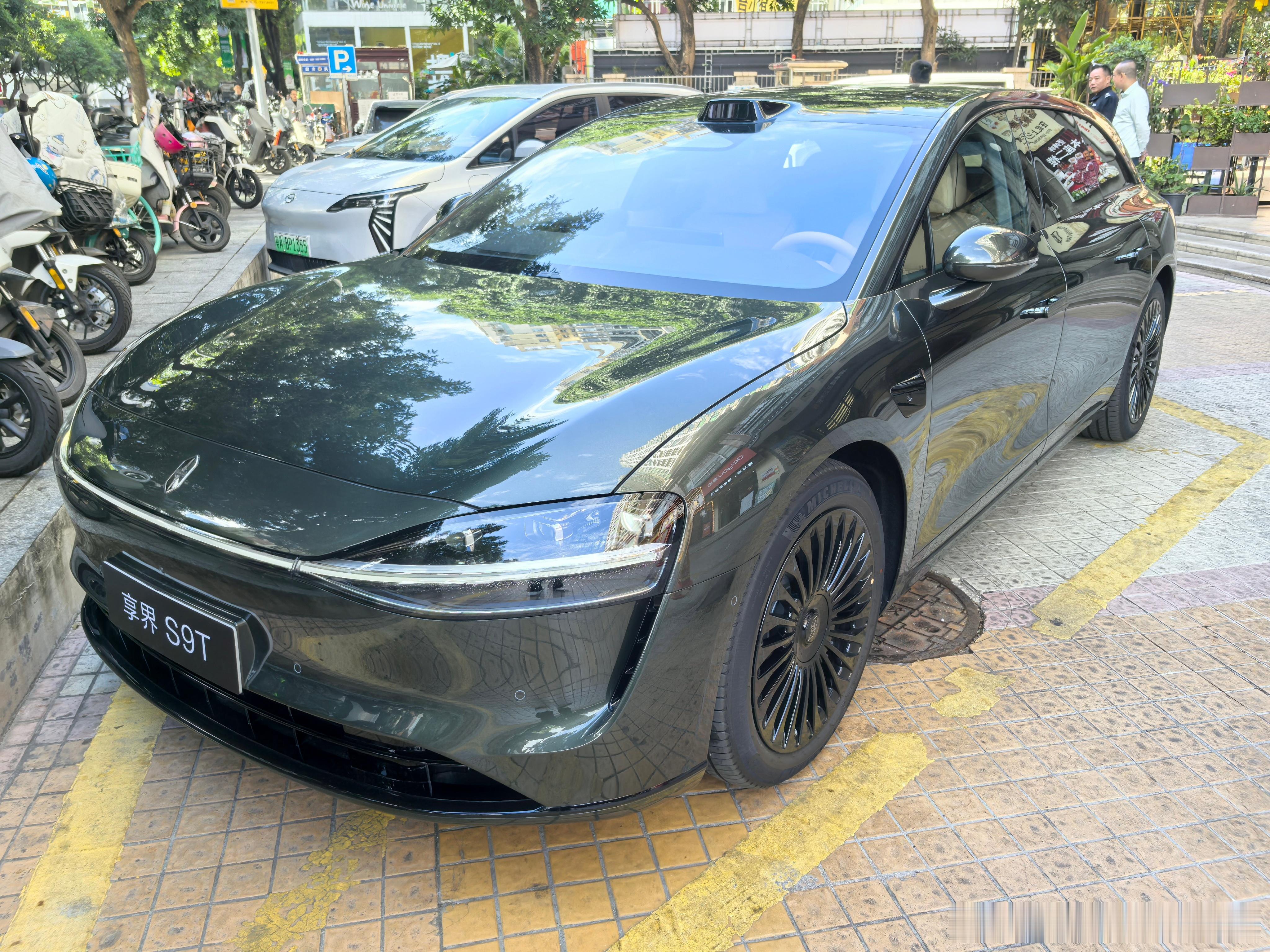 这两天都开着我这个享界S9T参加活动真的爽翻了。这个量产版S9T底盘远超我预估。