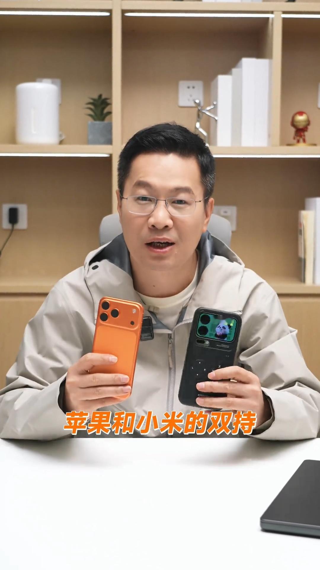 卢伟冰最近也是iPhone17 Pro Max和小米17 Pro Max双持，消