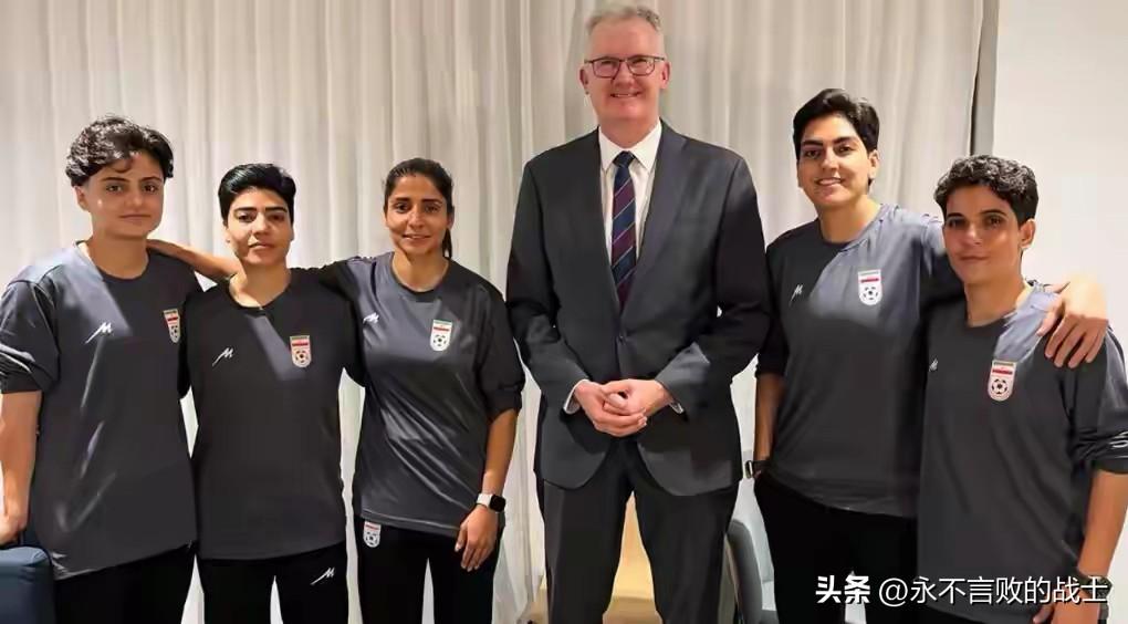 足球场上不唱国歌，伊朗女足成为政治上的牺牲品。

体育运动原本不应该掺杂政治，但