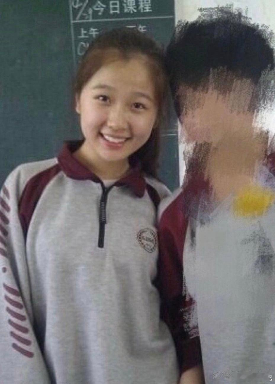 虞书欣学生时期的样子依然可爱，从小到大都是那个小模样 ​​​