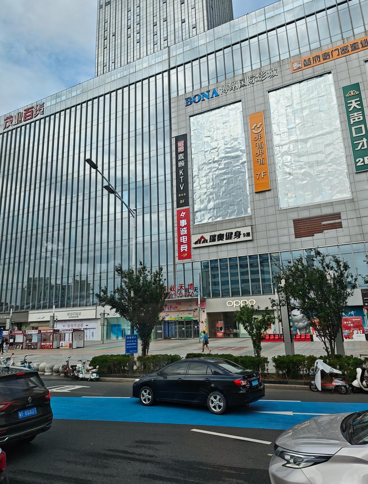 保定同一个十字路口的两个商场，开业时间也差不多为什么人流量差距那么大？有没有懂商
