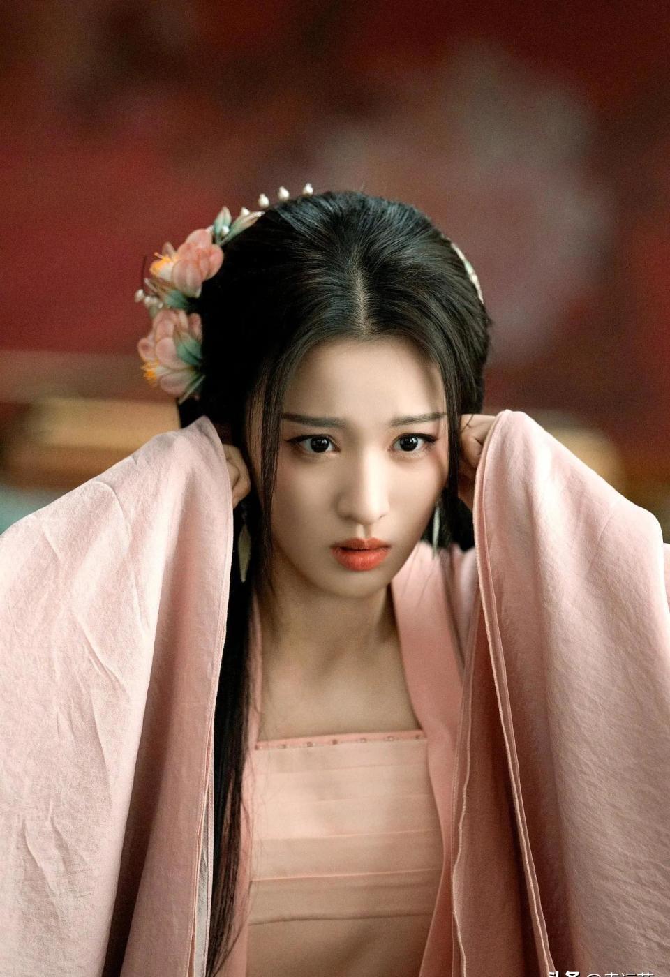 在娱乐圈，有些明星的日常令人觉得像在打地鼠，起来一轮又一轮，但真实的生活远比屏幕