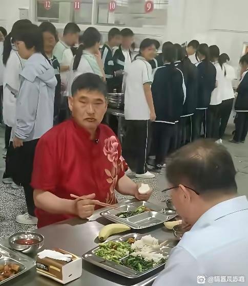 餐盘见修养！大衣哥食堂用餐吃光饭菜，言传身教胜过课堂说教。农民歌手朱之文走进徐州