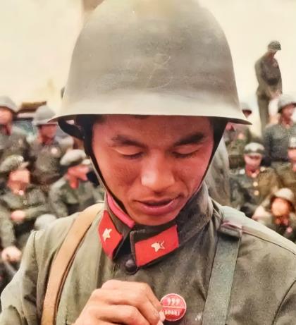 1986年，中越边境老山，一位战士要上211高地，临行前军长敬他茅台酒，师长把自
