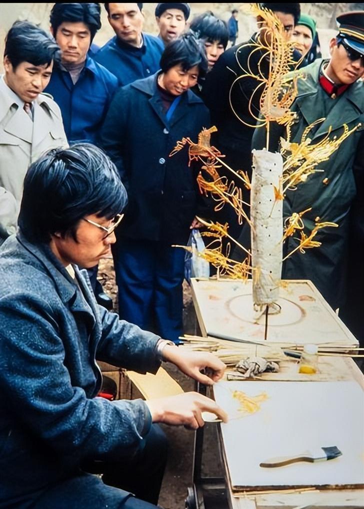 这张照片拍摄于八十年代，画面中是一位糖画艺人在画糖画，周边一群围观的人。

那时