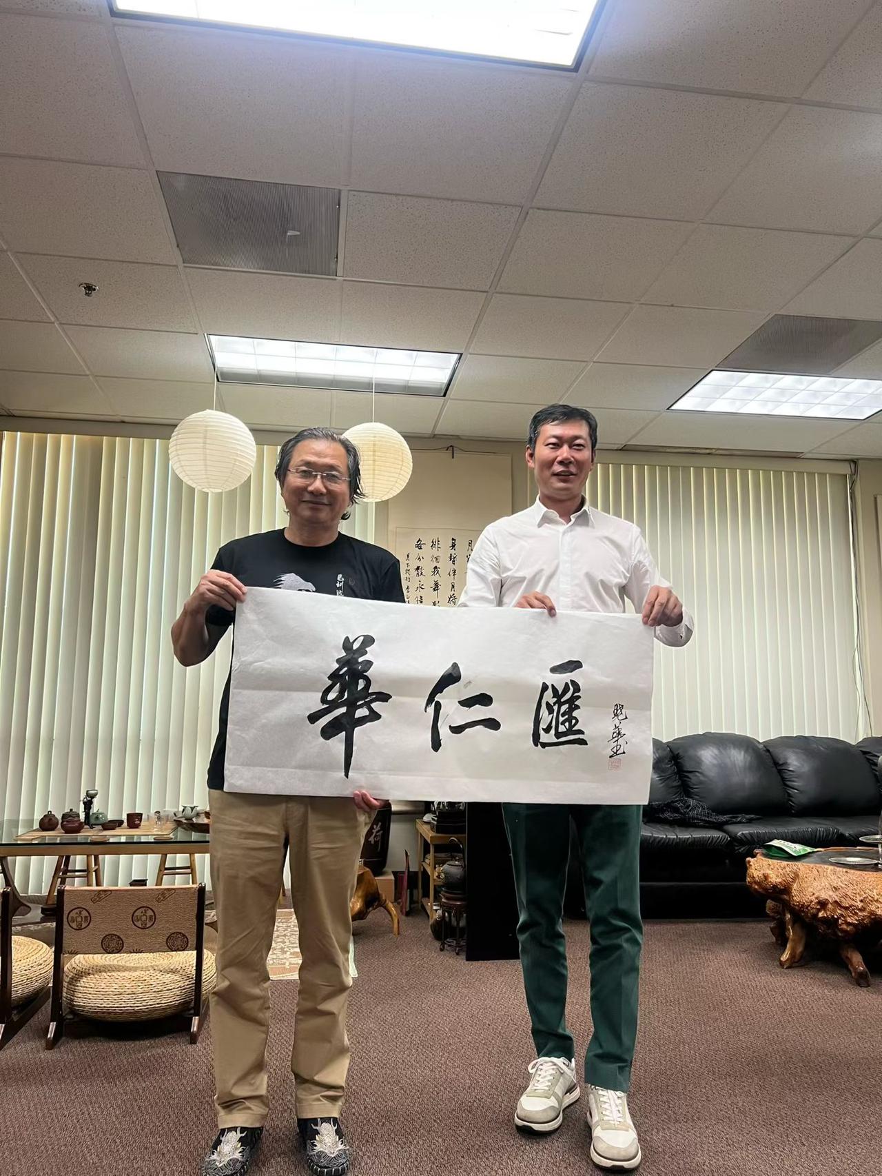 贺华仁汇高尔夫球队
        字臻仙
挥杆凌顶瞰寰球，商海风云掌上收。
一