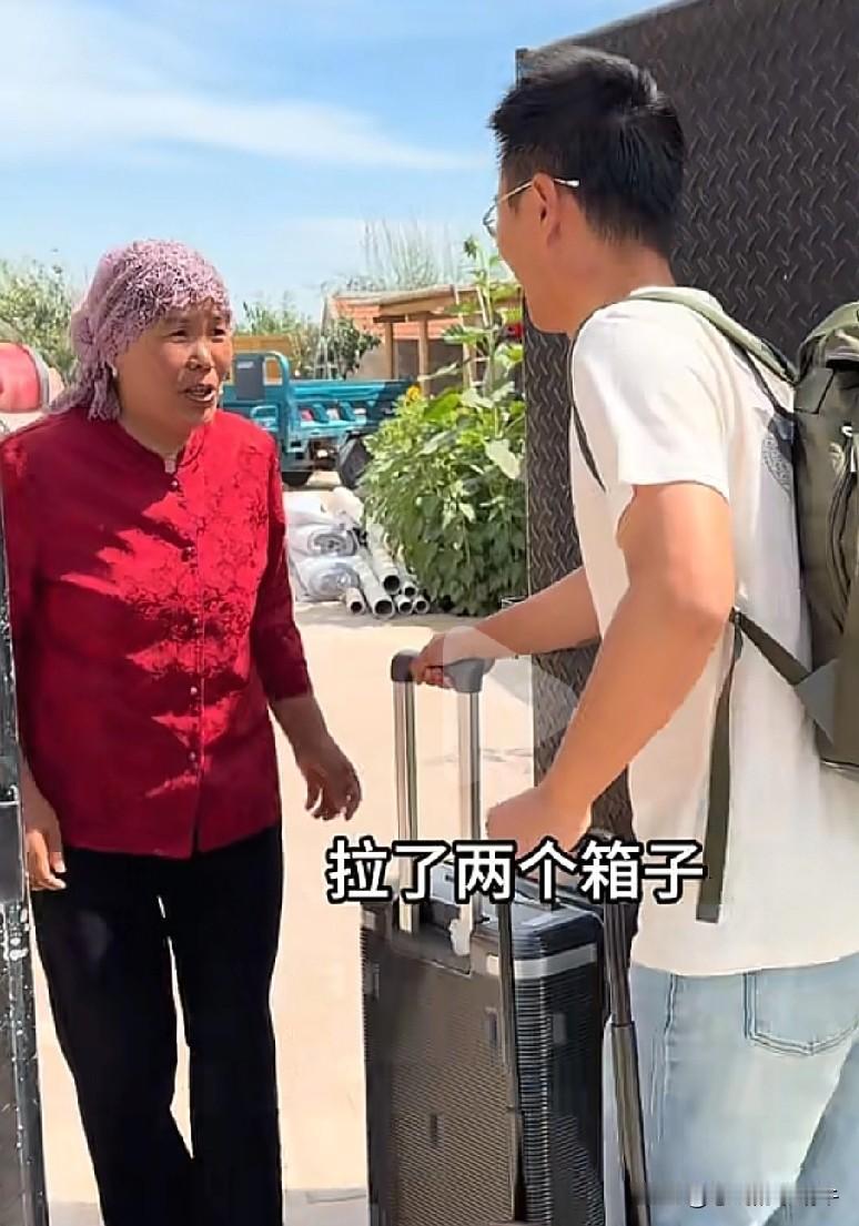 穆萨这次没给他家人带礼物，穆萨妈妈还翻他的箱子，翻完没找到给她买的裙子，居然说“