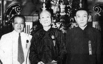 1929年，杜月笙的门徒惹了祸，他亲自登门，向对方大佬严老九作揖赔礼，可严老九却