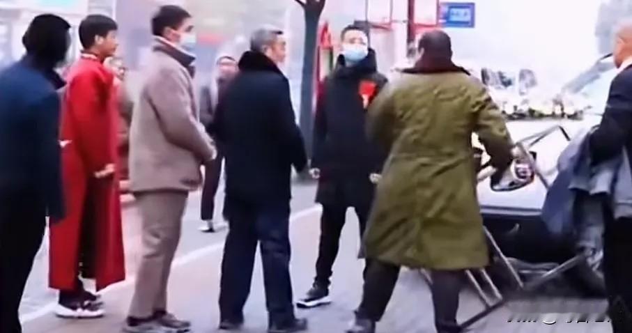 硬式“拦婚索礼”与拦路抢劫形同一理，这种颠覆道德礼仪，行为恶劣的做法该治理了。新