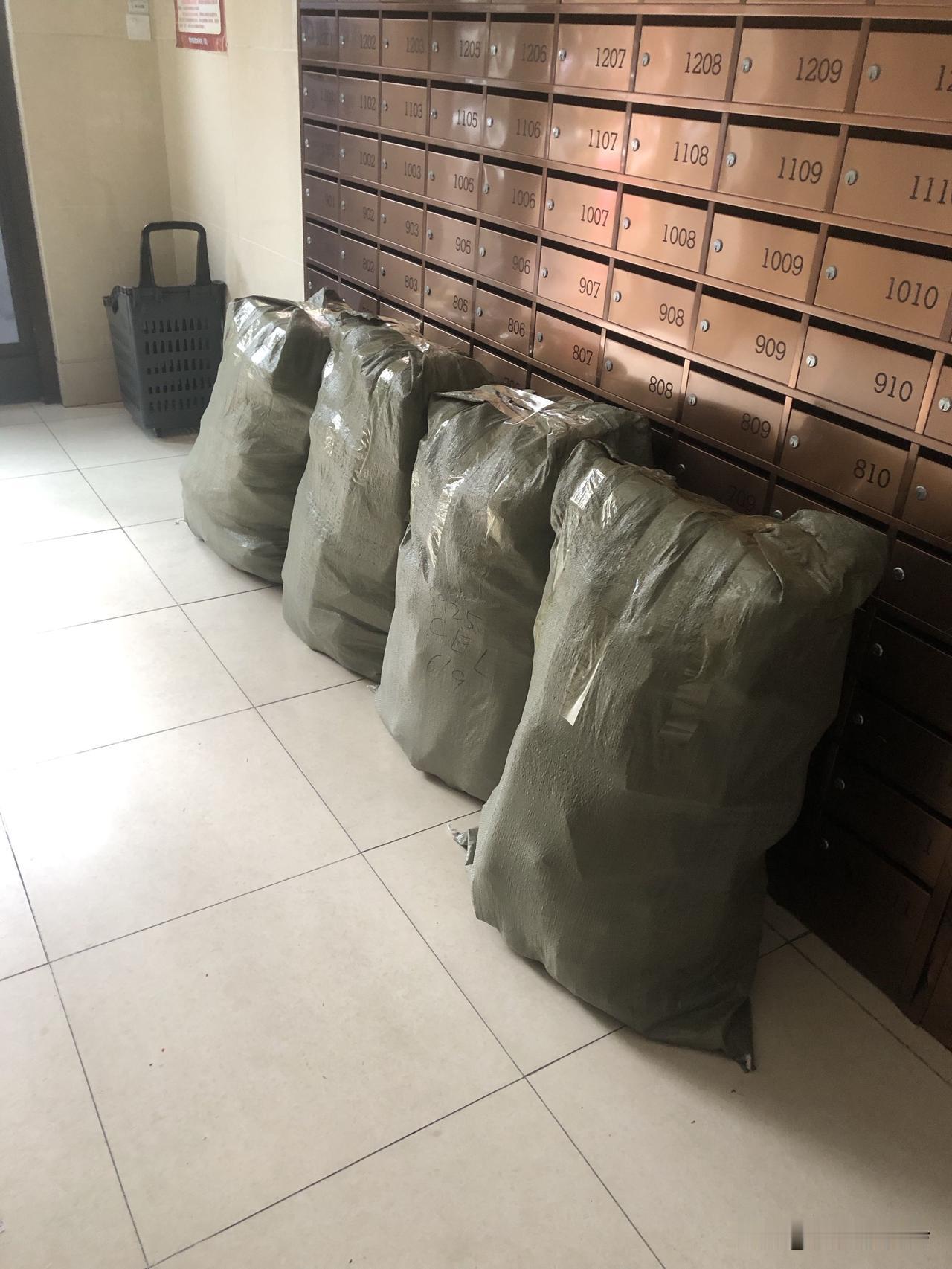 [呲牙]淡季每天也有4大包300单，一单3-5块的利，上个月单个店销量3W，而我
