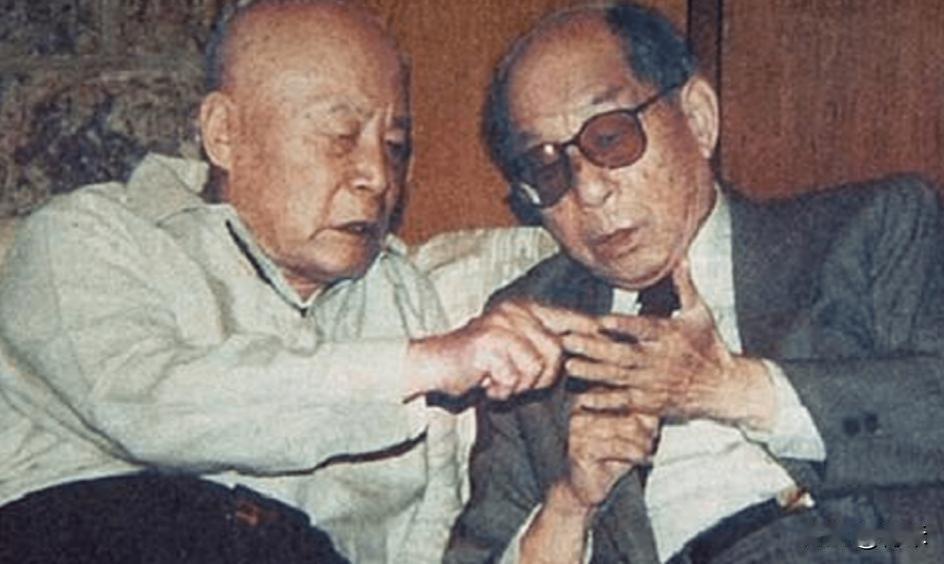 图片中的两个人都活了一个世纪超过了100岁，这是两人在1991年的美国夏威夷时隔