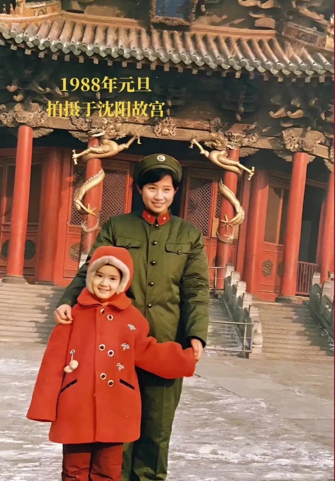 漂亮的军人母亲与女儿在故宫大政殿前的留影
 
1988年元旦，沈阳故宫的红墙古殿