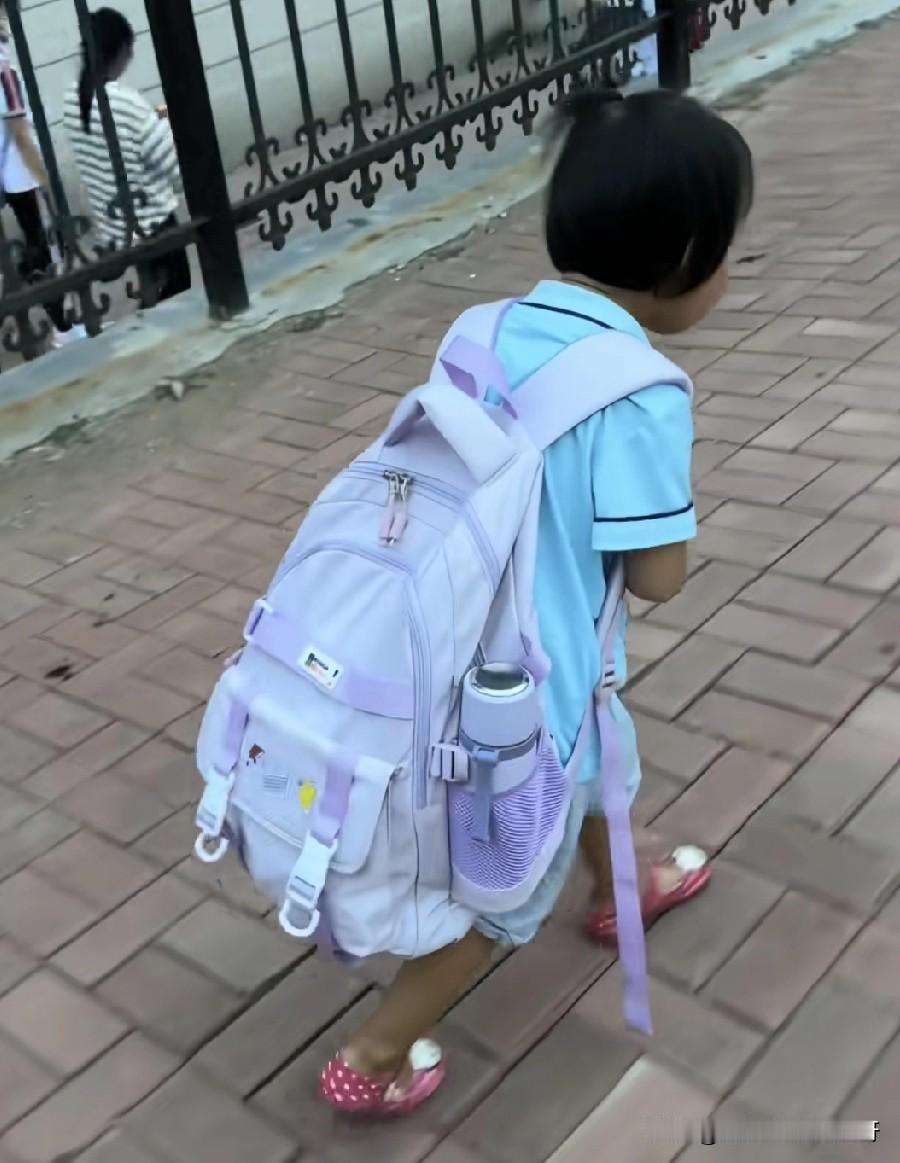 日本三年级学生压力就开始这么大了吗？路上背着比自己还重的书包，弯着腰驼着背，每天
