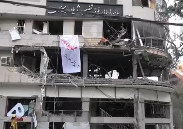 半岛电视台报道，当地时间29日，卡塔尔阿拉比亚电视台确认，该媒体机构设在伊朗首都