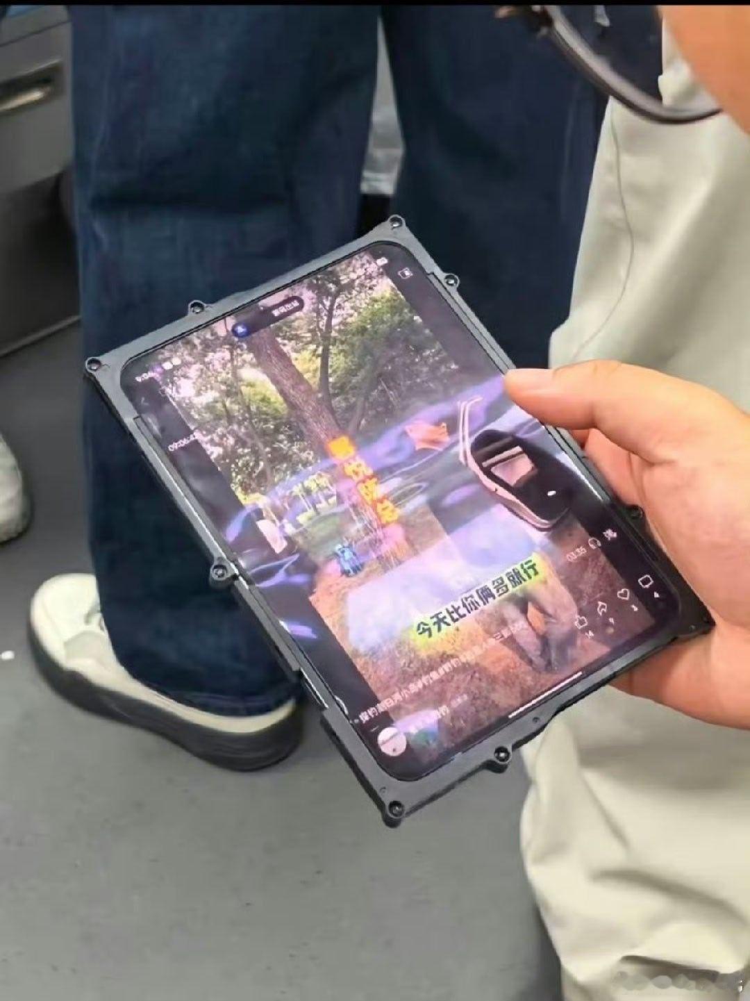 疑似某米阔折叠？又是经典的地铁曝光