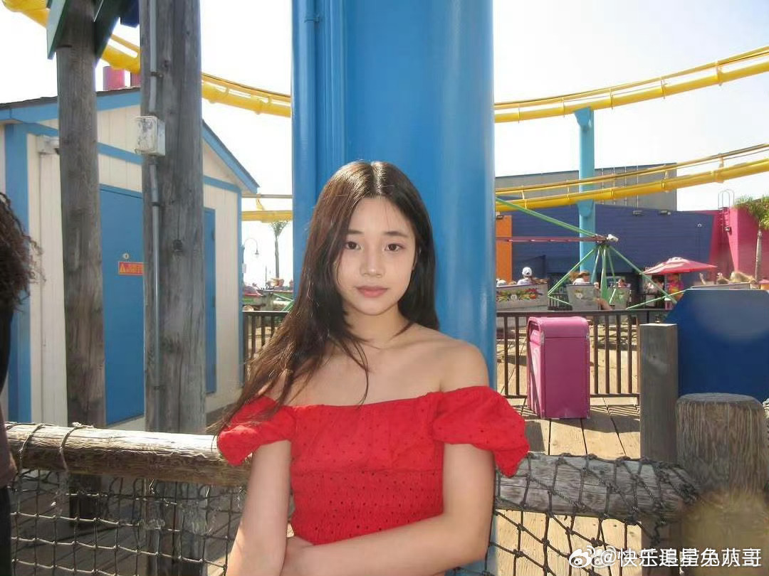 小S小女儿为姐姐回怼网友小S小女儿回怼网友 小S两个女儿Elly和Lily遭网友