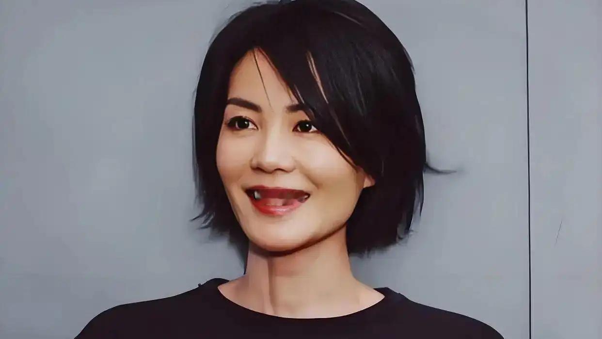 王菲唱《主角》惹争议，而她活成人生的主角

56岁的王菲，演唱电视剧《主角》同名