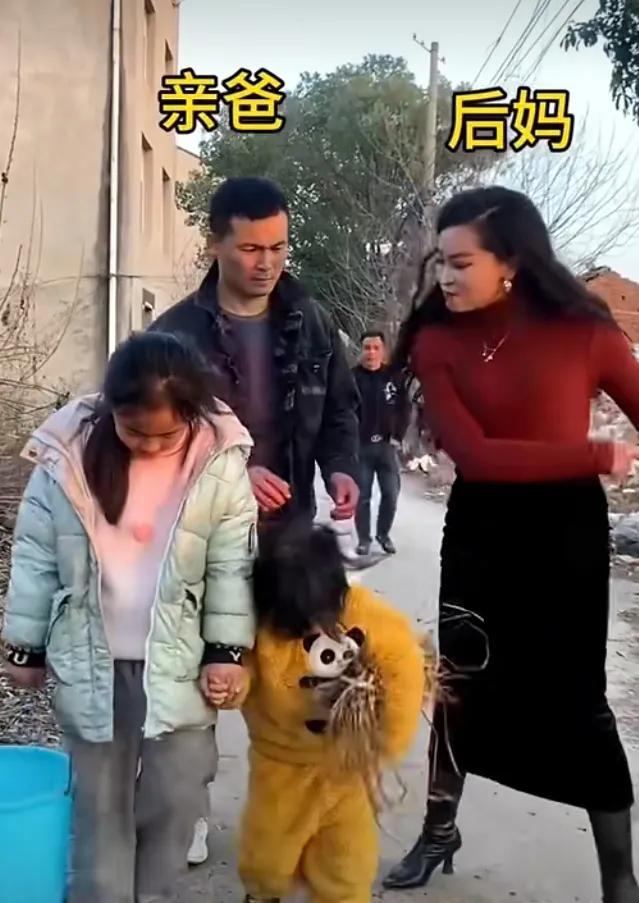 后妈带娃的日常：亲爸在一旁袖手旁观。后妈与二婚丈夫的子女没有血缘关系，所以她不会