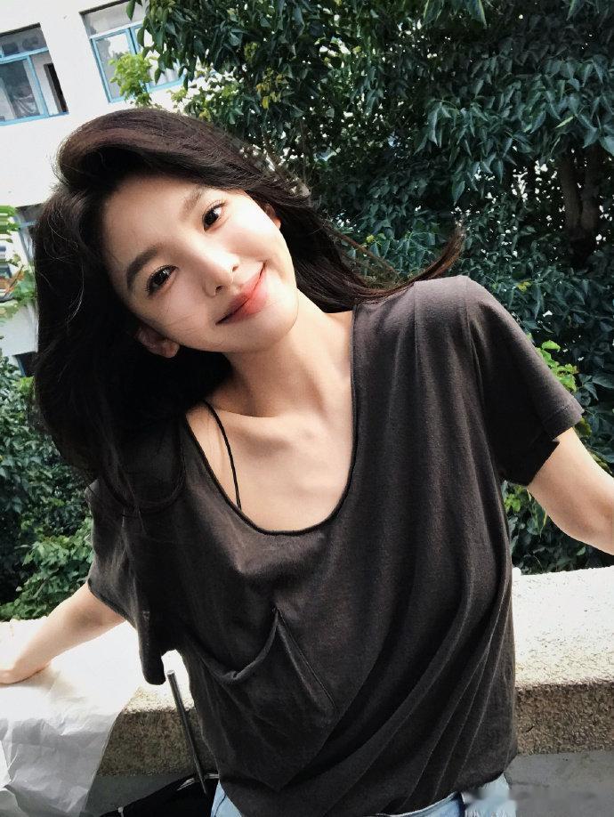 章若楠头顶小斗笠随性私服太耐看，舒服又有氛围感章若楠慵懒黑T随拍 ​​​