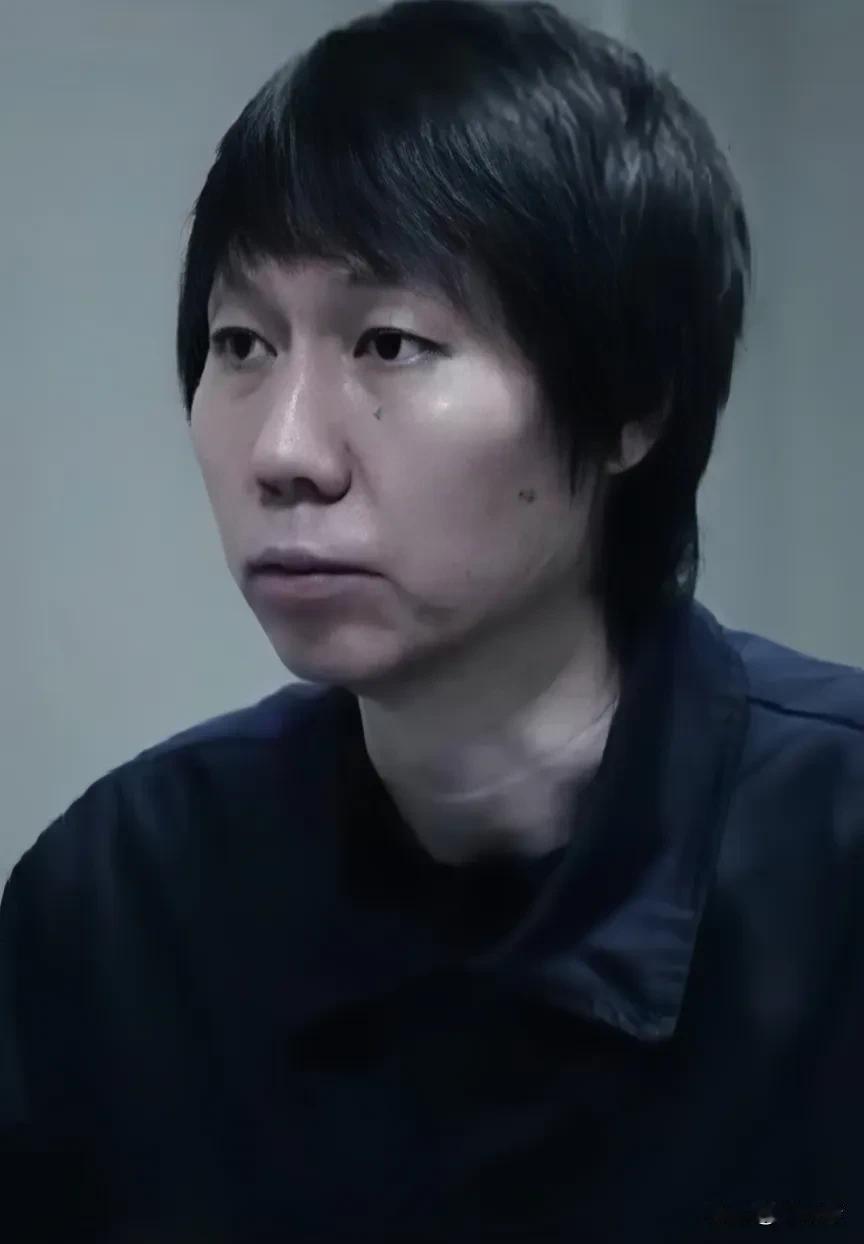 年度反腐预告片出炉，在号子里蹲了1年多的李铁罕见露面，不过，他依然留着一头飘逸的