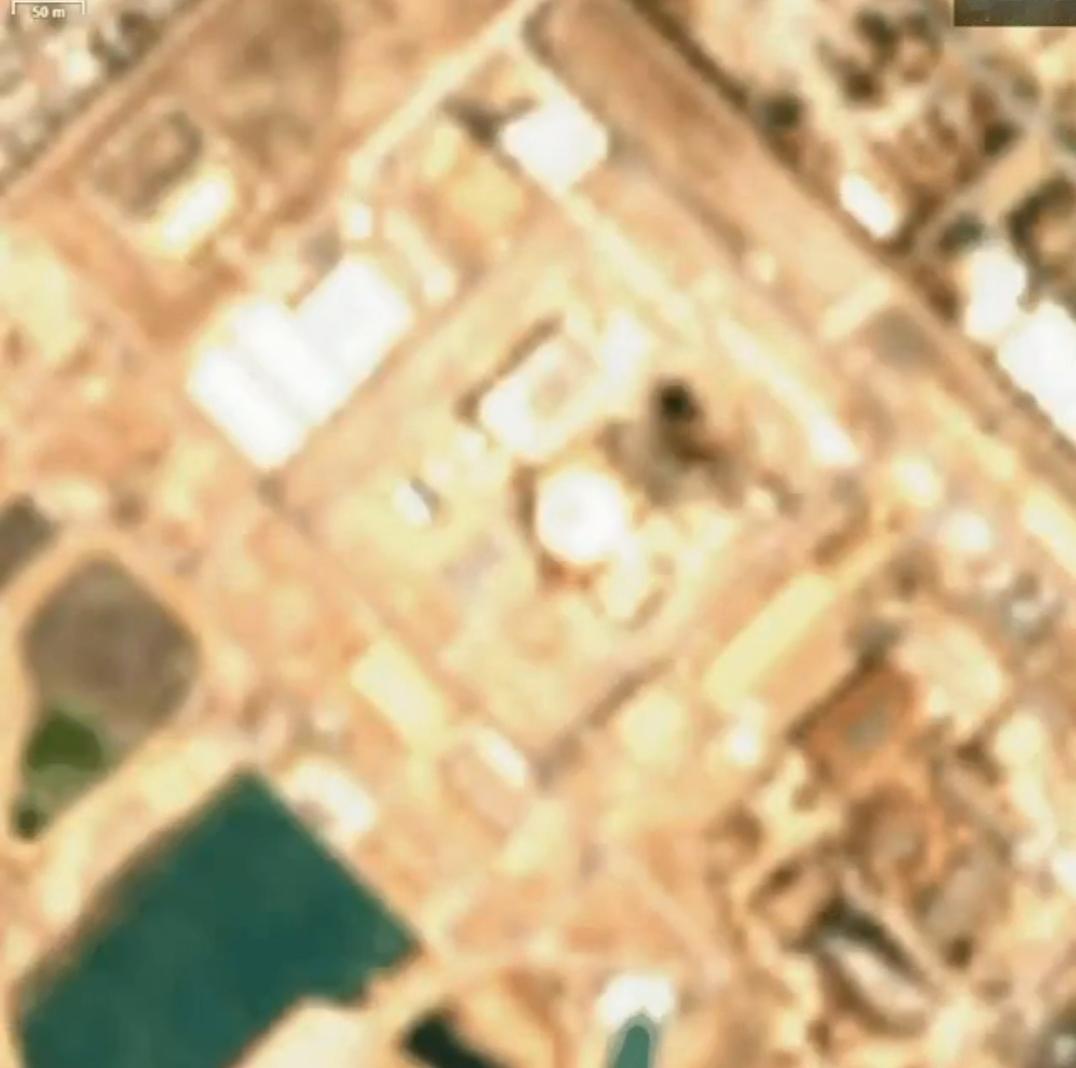 重大升级
美国还打击了伊朗核设施。
一次空袭击中了距离布什尔核电站仅几米的地方。