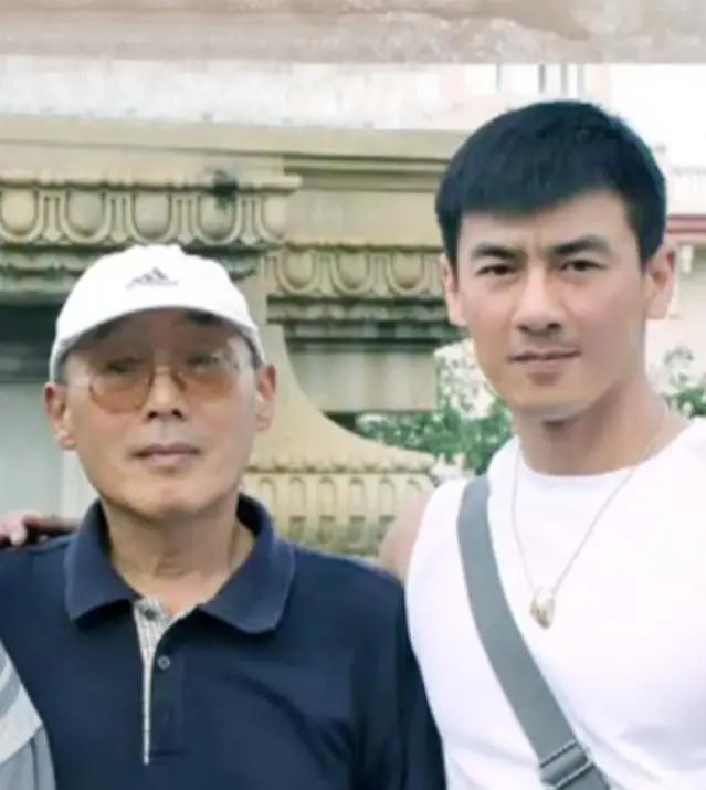 2004年，演员任天野突然接到大11岁继母的电话：“天野，我怀了你爸的宝宝。他却