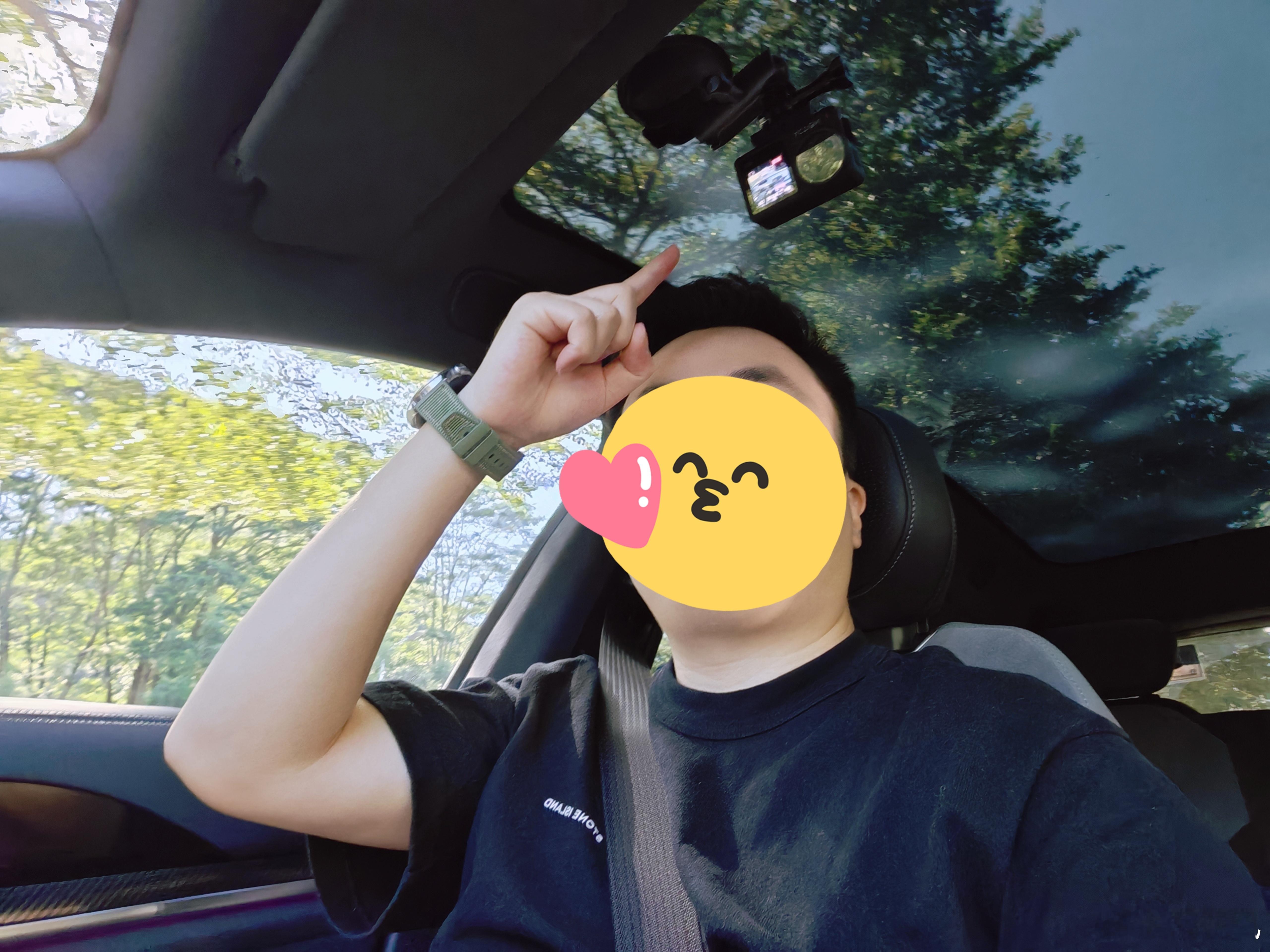 今天是头上长摄像头的男人，测一下#哪吒s猎装# 早高峰辅助驾驶的表现，昨晚快速路