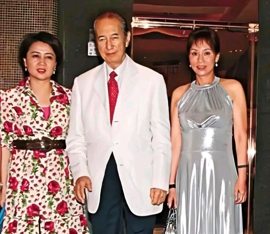 赌王何鸿燊真的是享尽齐人之福啊，左边跟着三太，右边跟着四太。

三太给人的感觉有