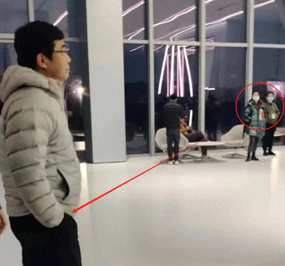 高合汽车创始人丁磊双手插兜出现在总部，这一举动也引起了各大自媒体和猜测，双手插兜