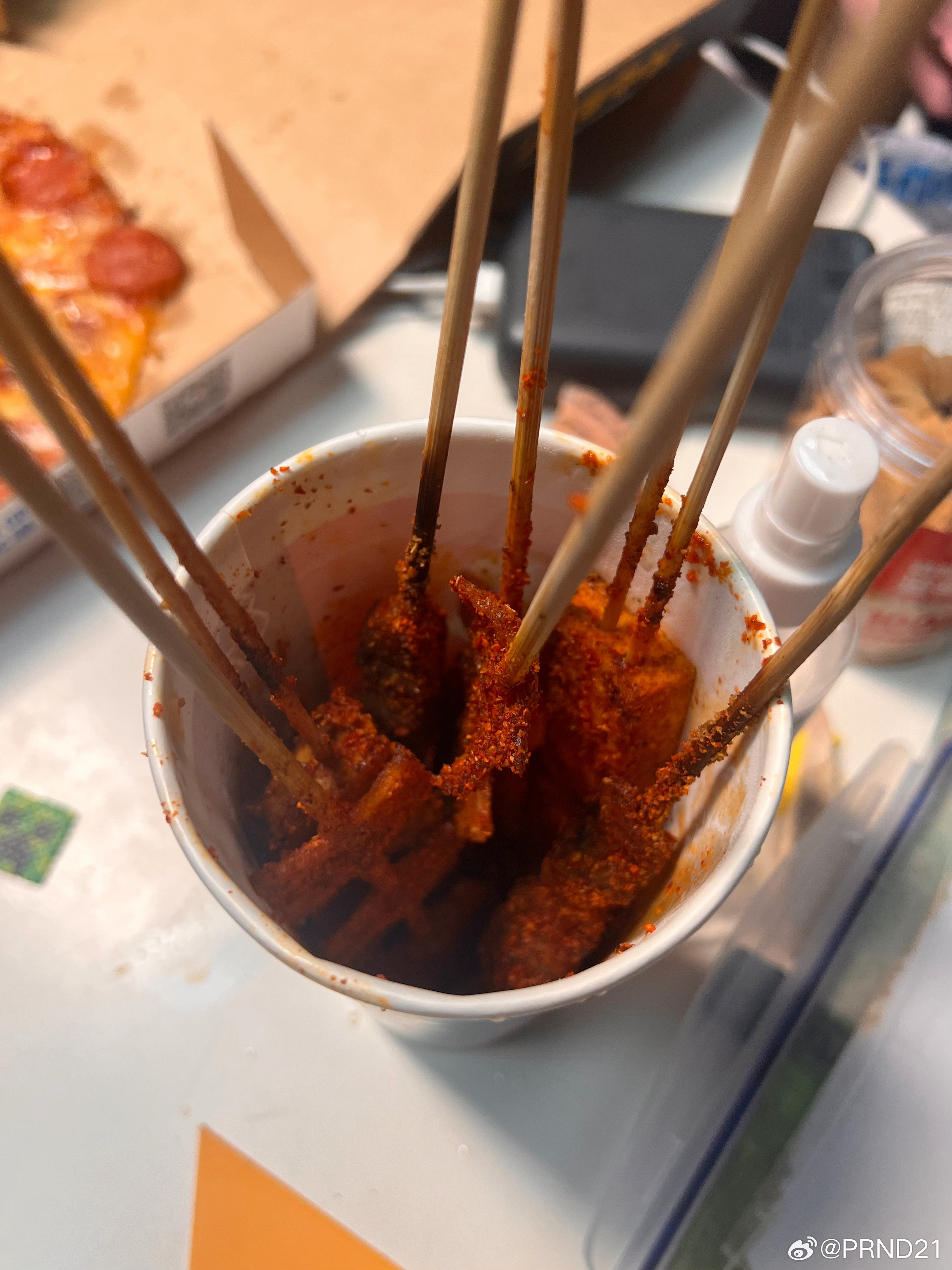 减肥欺骗餐吃点烤串……随便找了附近一家，什么烤面筋店，选了超辣，卧槽这家还没有针