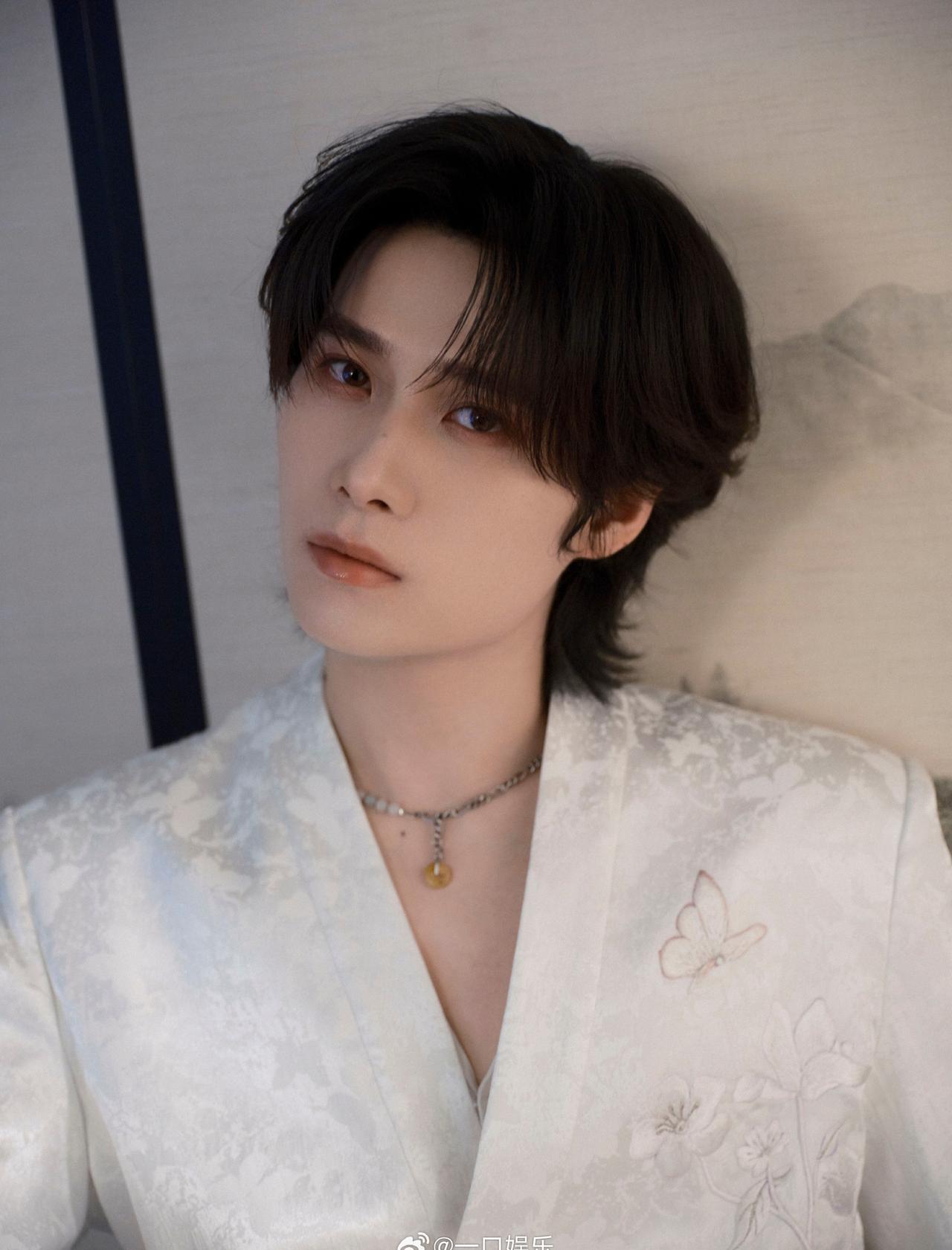 井胧冰箱除了饮料就是腌黄瓜风华合伙人谁能想到井胧的冰箱居然这么接地气，满满当当全