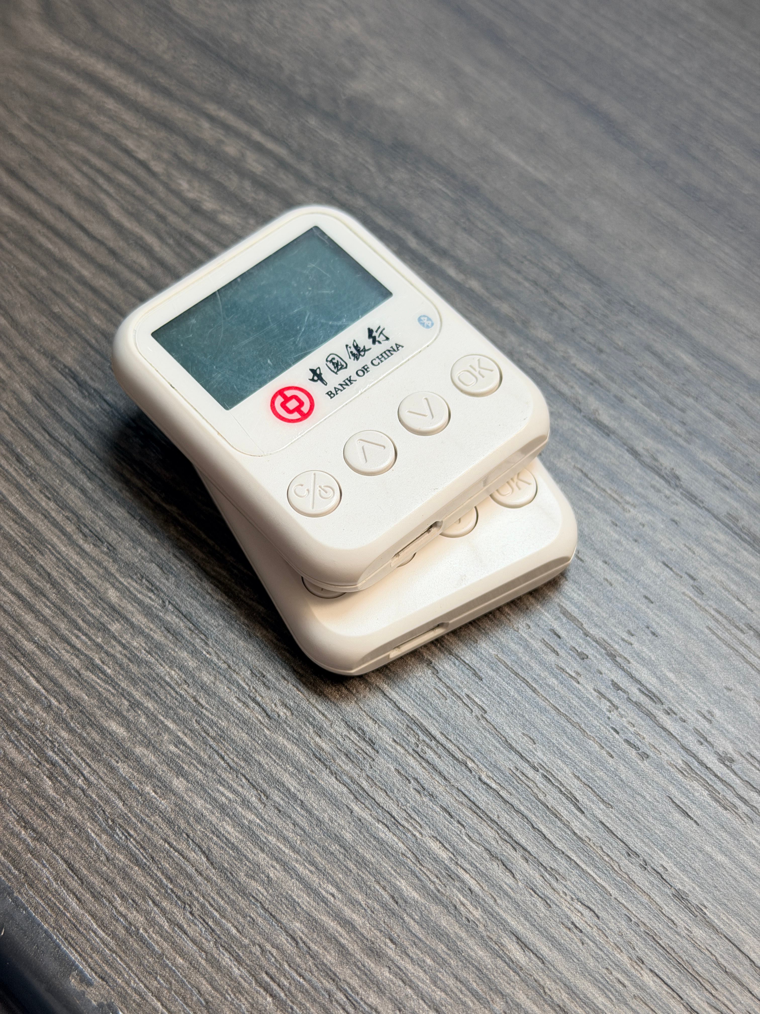 也就这些老顽固还在用上世纪的MicroUSB 充电了…找这个充电线都花了我十分钟
