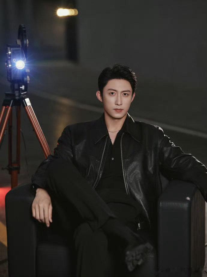 谁不想急头白脸坐上黄景瑜的副驾驶黄景瑜开车也太帅了吧！安全感直接拉满，谁能拒绝坐