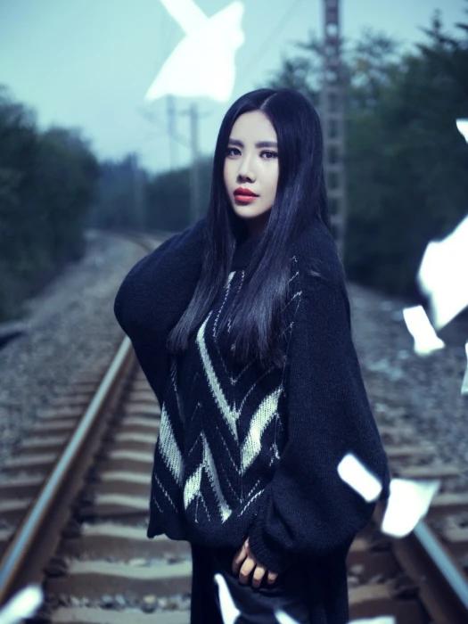 纪敏佳，不知道自己有几斤几两。
女歌手纪敏佳看到《歌手》第一期的冠亚军被外国友人