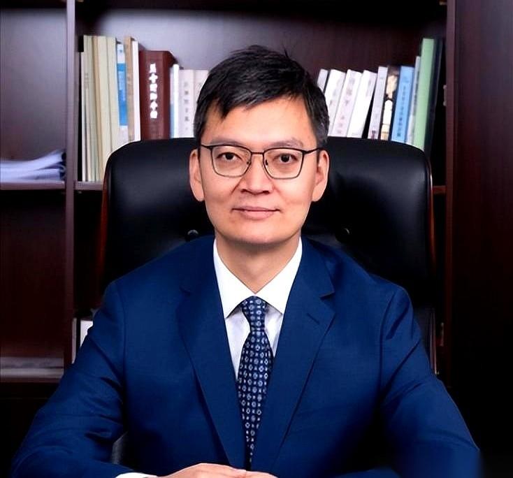 中国航空器材集团的总会计师赵保辉，在德国法兰克福机场，直接喝断片了。
人就那么瘫