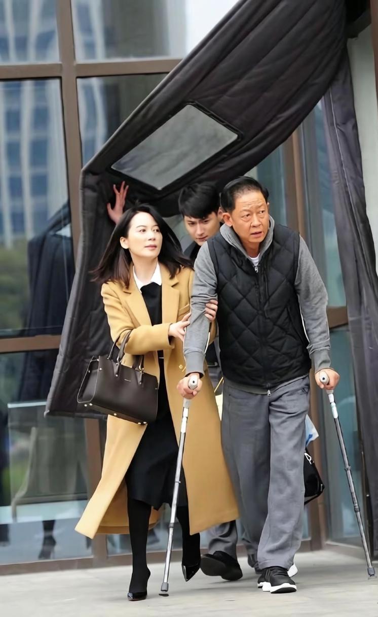 王志文旁边这个美女看着好眼熟，就是叫不出名字来，是不是俞飞鸿，你确定是谁？
这是