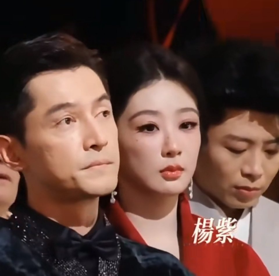 杨紫胡歌生命树金鹰压轴金鹰奖压轴环节，胡歌、杨紫同台亮相，凭借现实题材佳作《生命