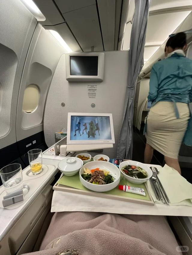 空姐这个职业，鱼龙混杂：
正常乘务员，飞国内航线，一个月收入在一万元上下，一年大
