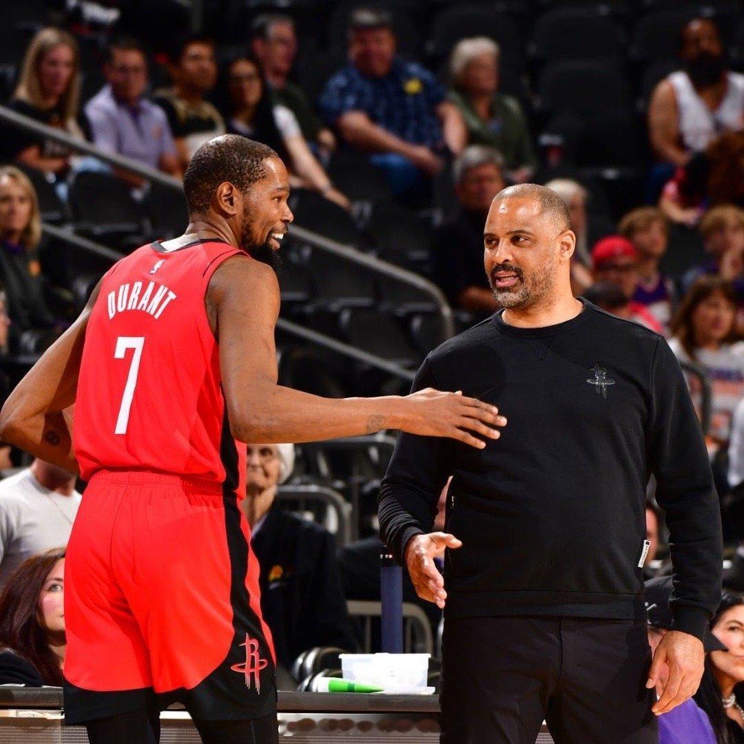 乌度卡谈到第四节被追分：“对手施加了防守压力，而我们毫无镇定可言，前三节只有5次