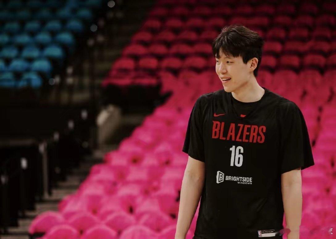 杨瀚森完成NBA季后赛首秀，马刺轻取开拓者NBA季后赛西部首轮G1，马刺主场11