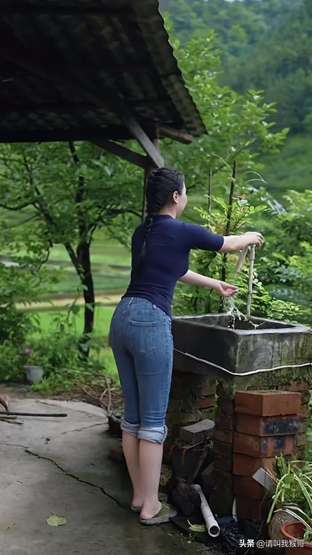 现在拍摄美丽乡村的自媒体博主越来越多了，看得人真想像视频中一样活着悠闲自在的农村