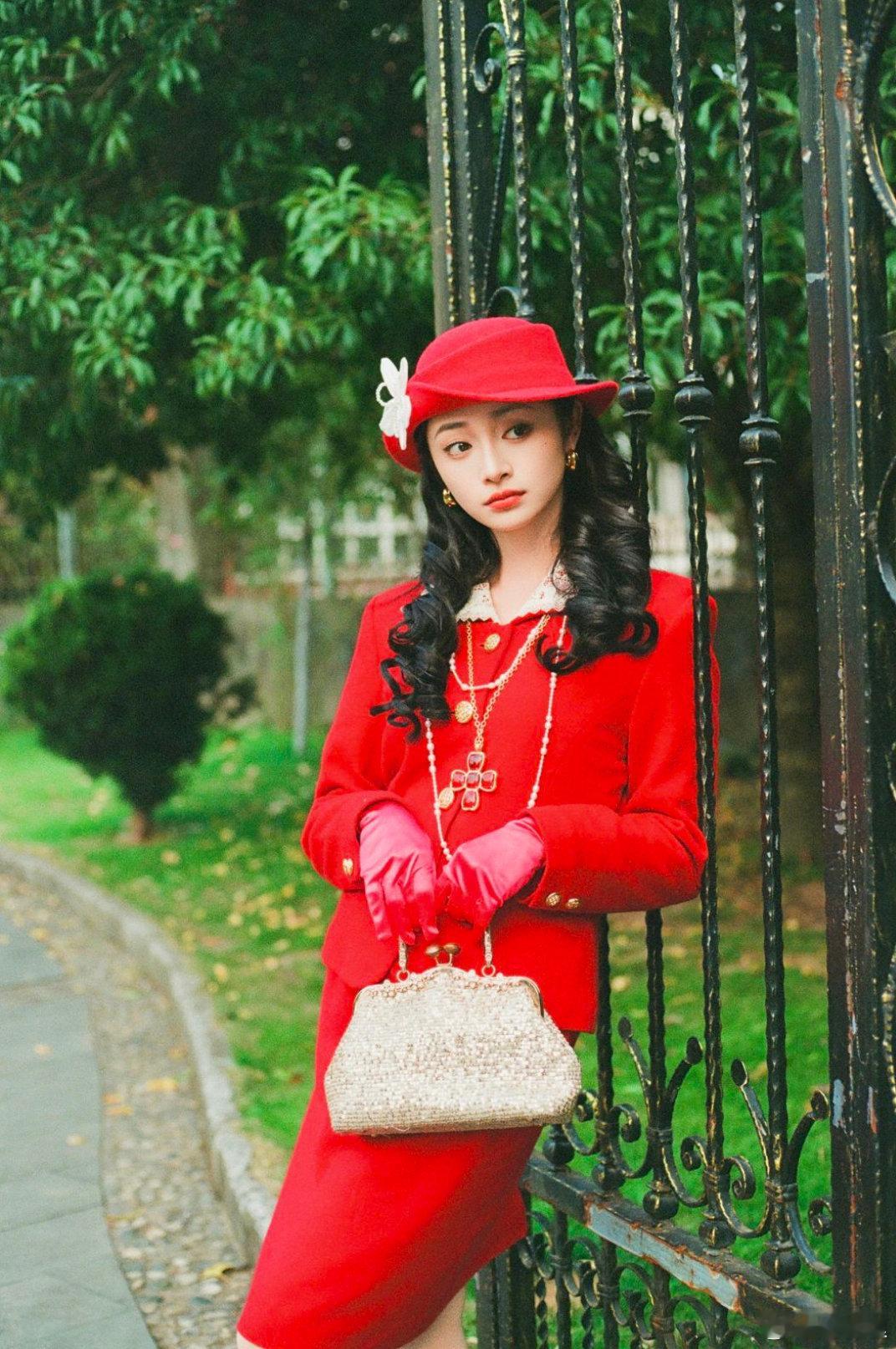 周洁琼内娱留洋千金又上新了周洁琼 80年代厂花的明媚感   百度网盘星盘周洁琼百